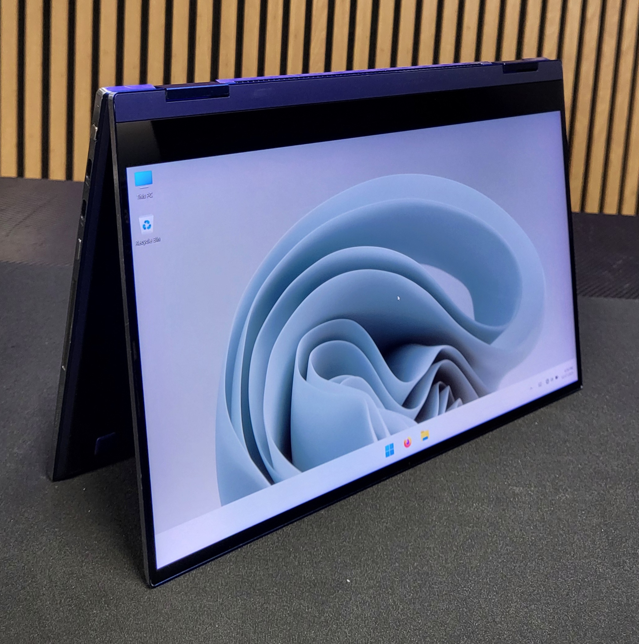 SAMSUNG Q-LED Liečiamas / 1,1Kg / i5 1035G4 / NVMe