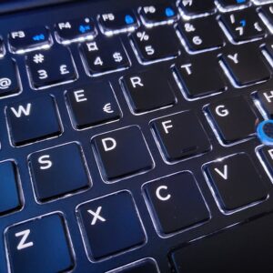 DELL Ultrabook / i5 7300 / 8GB DDR4 / NVMe / FHD